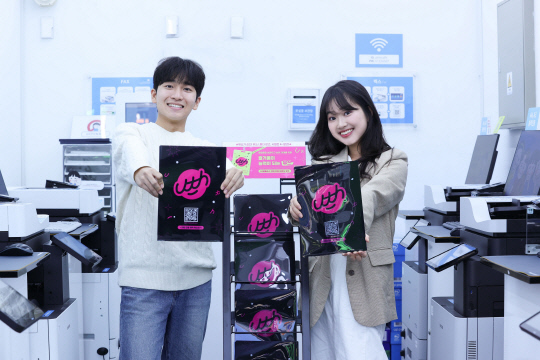 LG유플러스 유쓰(Uth) 고객이 프린트카페 대치점에서 유쓰 브랜드 로고가 프린팅된 L자 파일을 이용하고 있다. LG유플러스 제공